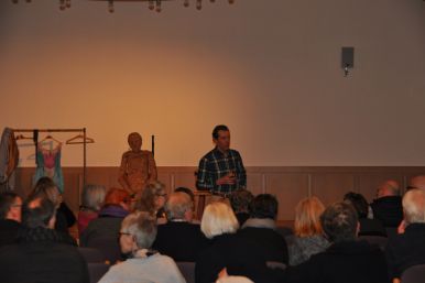 Michael Grunert mit "Schlachter-Tango" im Burgsaal der Wewelsburg